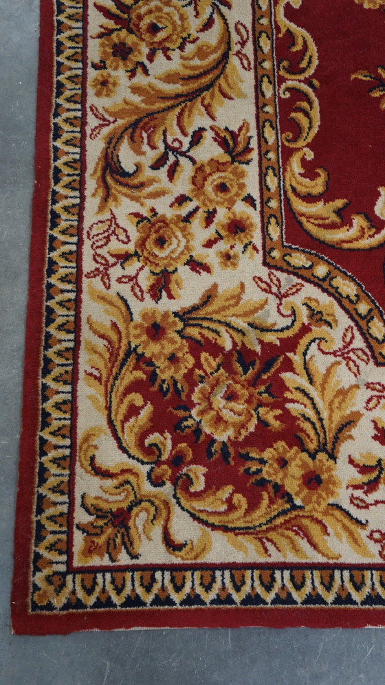 Image 1 of Tapis oriental en laine rouge avec fleurs jaunes, 285 x 200 cm