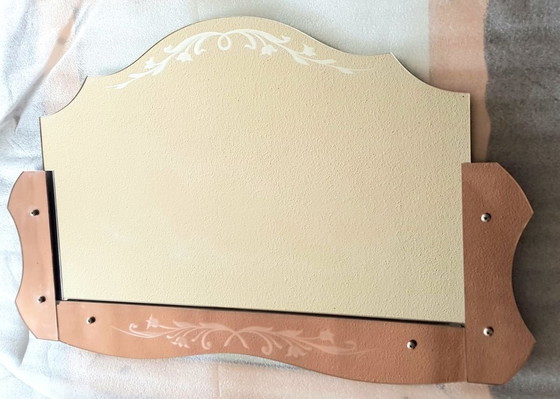 Image 1 of Espejo Art Déco con decoración floral en vitrina de cristal rosa