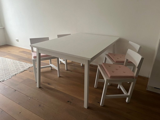 Atelier Van Lieshout - Moooi Shaker 4 Chairs + Table