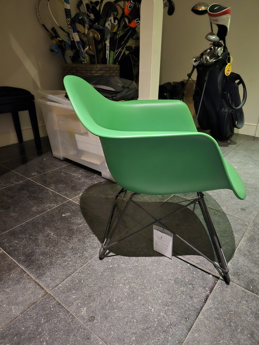 Vitra Eames Plastic Chair Lar1950