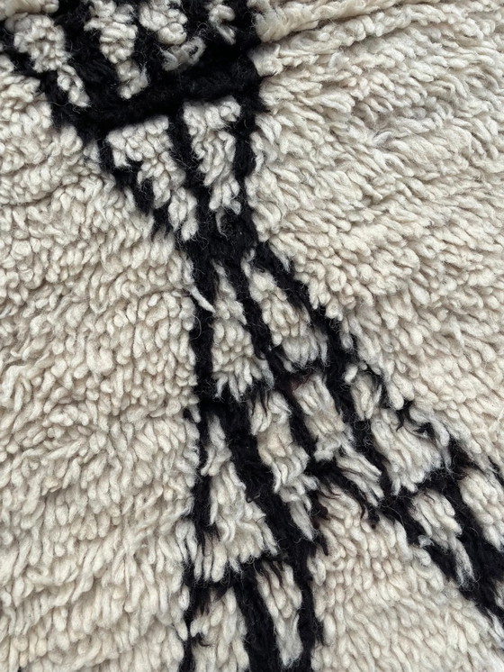 Image 1 of Tapis berbère marocain Beni en laine, noir et blanc