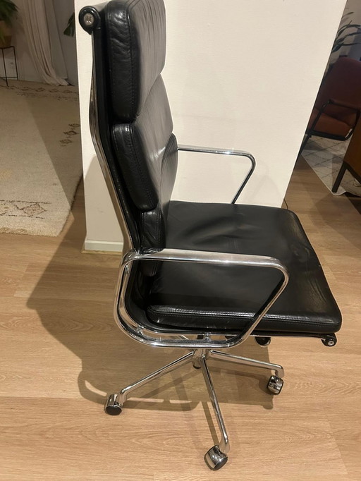 Charles & Ray Eames Ea219 Softpad Executive Chair For Vitra