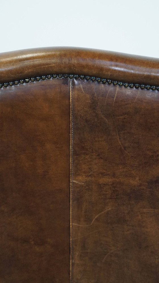 Image 1 of Sillón grande de piel de oveja con respaldo alto y tachuelas decorativas