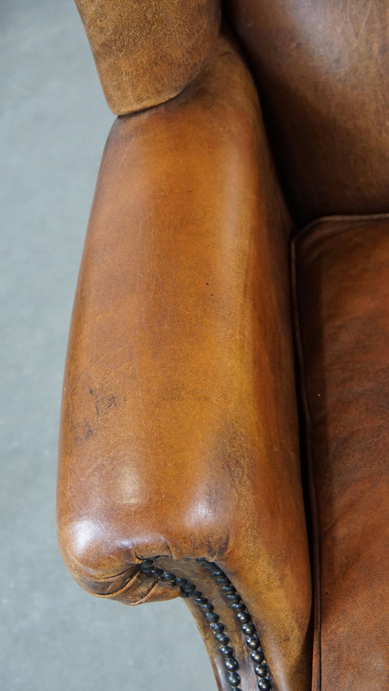 Image 1 of Sillón grande de piel de oveja con respaldo alto y tachuelas decorativas