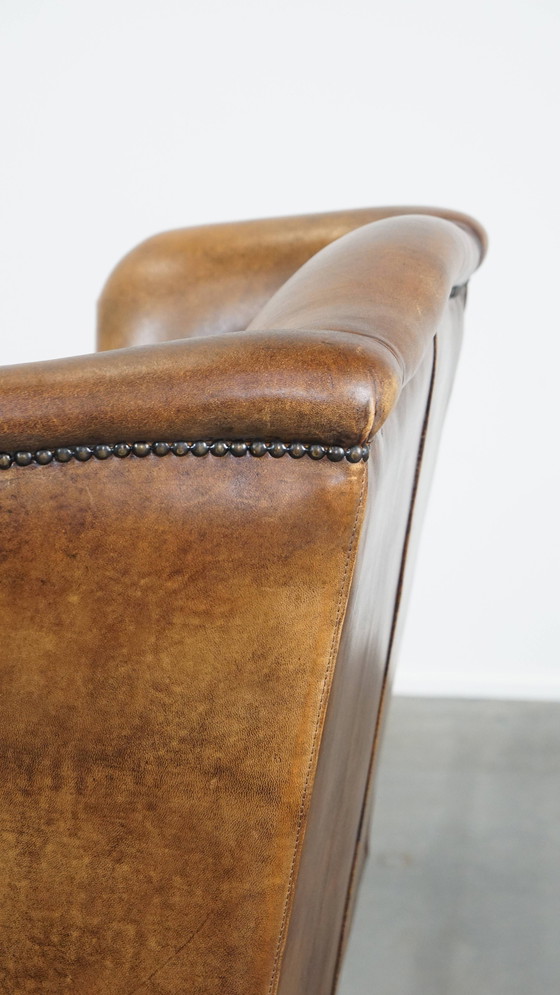 Image 1 of Sillón grande de piel de oveja con respaldo alto y tachuelas decorativas