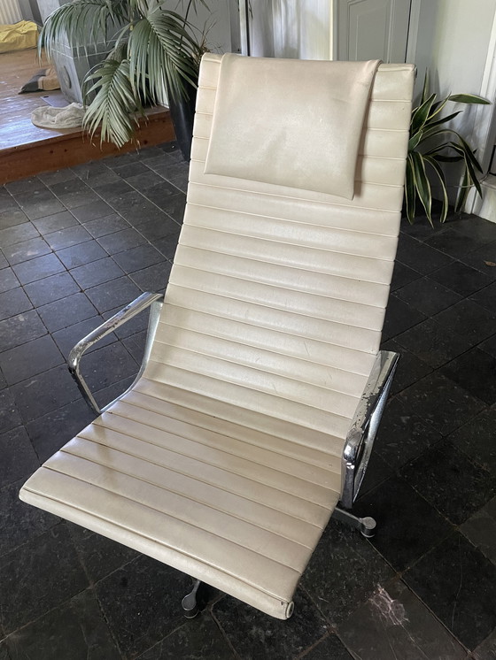 Image 1 of EA-115 Chaise longue Eames collection Herman Miller