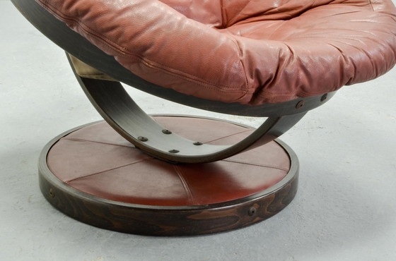 Image 1 of Oddmundd Vad Style Design scandinave Chaise à boule en cuir rouge d'après Oddmund Vad, 1960s