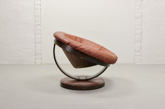 Image 1 of Oddmundd Vad Style Design scandinave Chaise à boule en cuir rouge d'après Oddmund Vad, 1960s