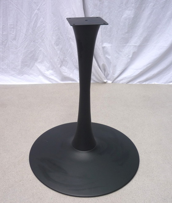 Image 1 of Table ronde vintage avec base tulipe