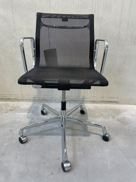 Image 1 of Vitra EA117 office chair