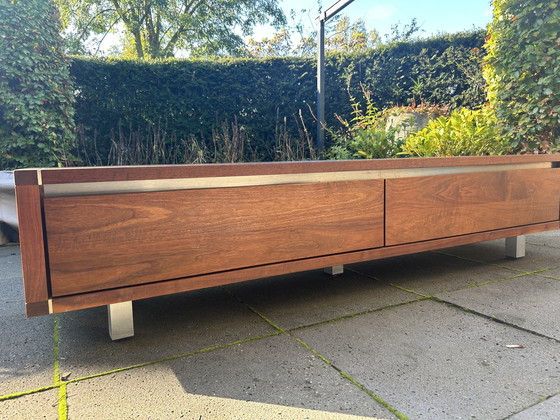 Image 1 of Mobile porta TV, mobile contenitore, tavolo da pranzo e 4 sedie (Bert Plantagie) di Hans Daalder, in noce. Venduti come set comp