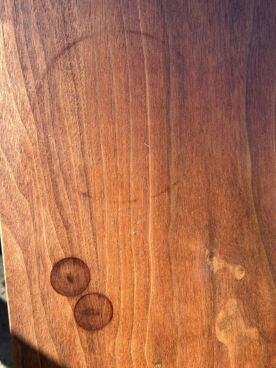 Image 1 of Mobile porta TV, mobile contenitore, tavolo da pranzo e 4 sedie (Bert Plantagie) di Hans Daalder, in noce. Venduti come set comp