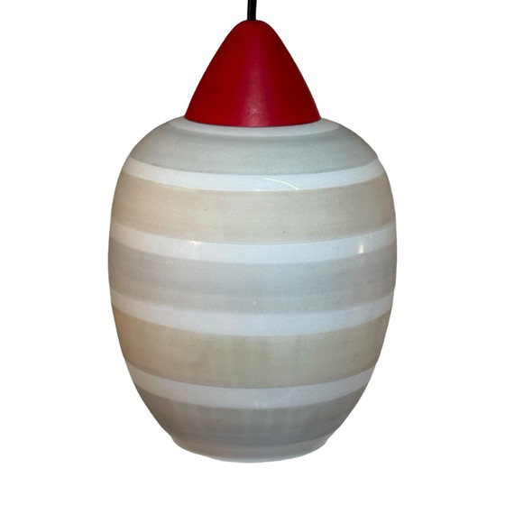 Image 1 of Lampadario vintage Mcm anni '50 - Vetro bianco satinato/semitraslucido e parte superiore rossa - Attr. Louis Kalff / Phillip