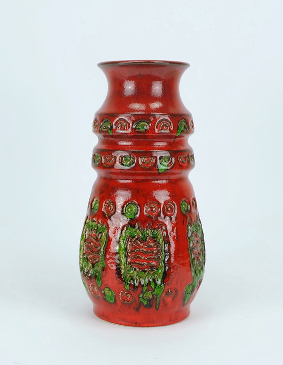 Image 1 of vase u-keramik des années 1960 modèle 1400/30 décor en relief rouge et vert vibrant