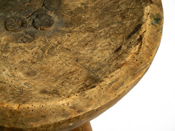 Image 1 of Magnifique tabouret à trois pieds en bois massif sculpté à la main dans les années 1900, avec une patine fantastique.