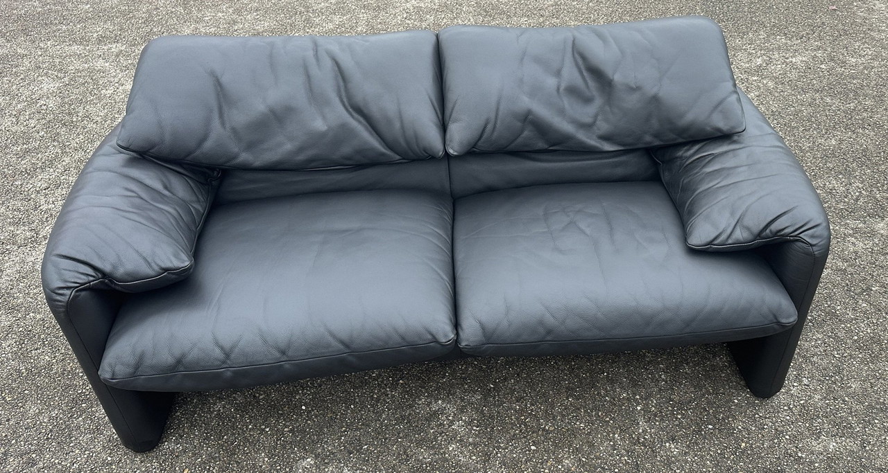 Sofá Cassina Maralunga de cuero negro de dos plazas
