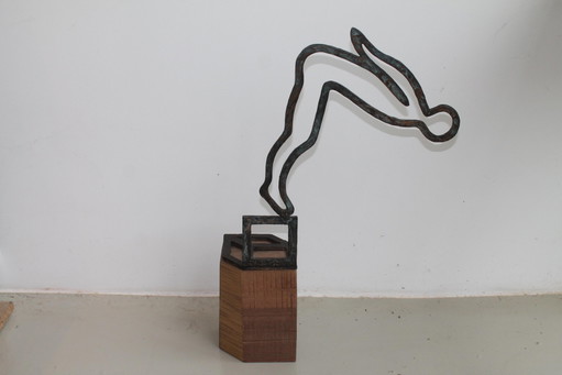 De sprong - Elly de Jong – beeldhouwkunst, Modern