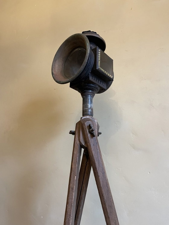 Image 1 of Lampada da terra industriale su vecchio treppiede francese