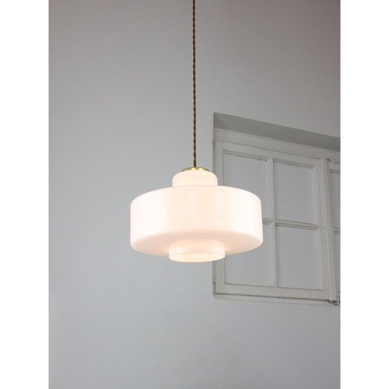Image 1 of Lampada a sospensione italiana in vetro bianco e ottone di metà secolo