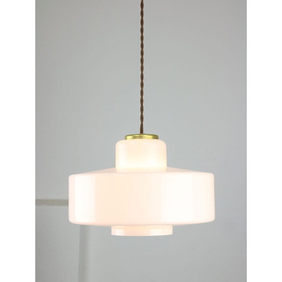 Image 1 of Lampada a sospensione italiana in vetro bianco e ottone di metà secolo