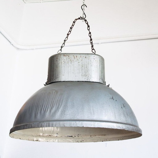 Lampada da soffitto industriale vintage in ferro, Polonia, 1960 – hanglampen, Iron (photo 2 of 6)