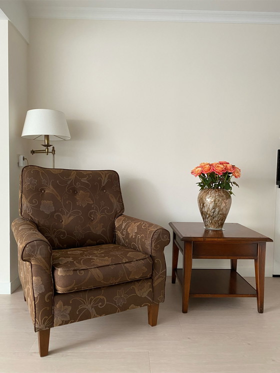 Image 1 of Silla de diseño marrón con estampado