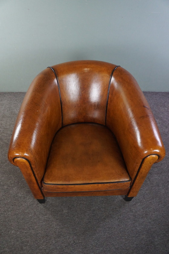 Image 1 of Grand fauteuil club en cuir de mouton avec passepoil noir