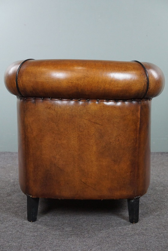 Image 1 of Grand fauteuil club en cuir de mouton avec passepoil noir