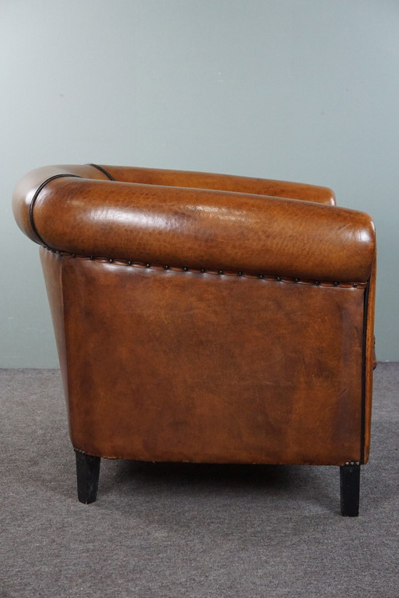 Image 1 of Grand fauteuil club en cuir de mouton avec passepoil noir