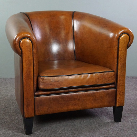 Image 1 of Grand fauteuil club en cuir de mouton avec passepoil noir