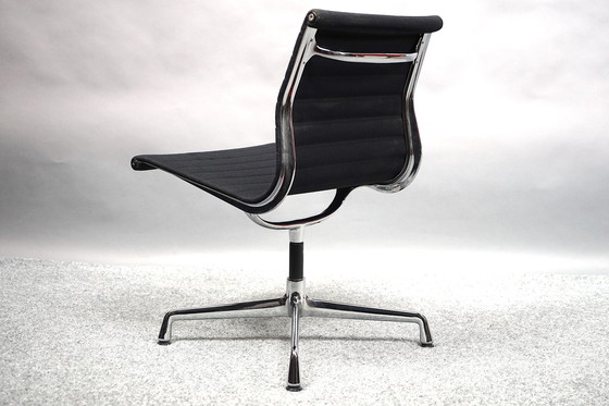 Image 1 of Mid Century modèle Ea 102 pivotant chaise de Charles & Ray Eames pour Vitra