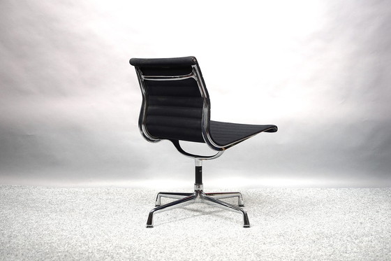 Image 1 of Mid - Century model Ea 102 swivel chair by Charles & Ray Eames for Vitra