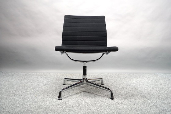 Image 1 of Mid Century modèle Ea 102 pivotant chaise de Charles & Ray Eames pour Vitra