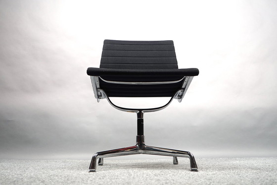 Image 1 of Mid - Century model Ea 102 swivel chair by Charles & Ray Eames for Vitra