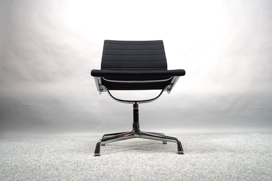 Image 1 of Mid - Century model Ea 102 swivel chair by Charles & Ray Eames for Vitra