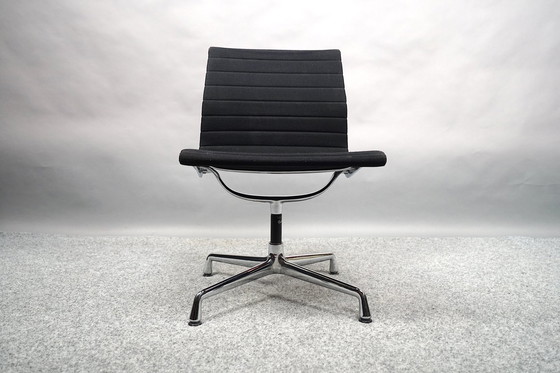 Image 1 of Mid Century modèle Ea 102 pivotant chaise de Charles & Ray Eames pour Vitra