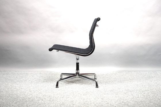 Image 1 of Mid Century modèle Ea 102 pivotant chaise de Charles & Ray Eames pour Vitra