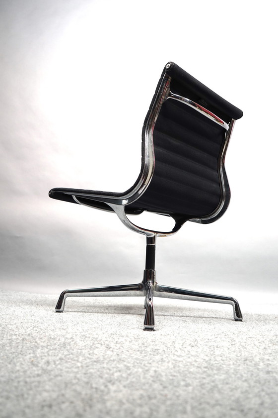 Image 1 of Mid - Century model Ea 102 swivel chair by Charles & Ray Eames for Vitra