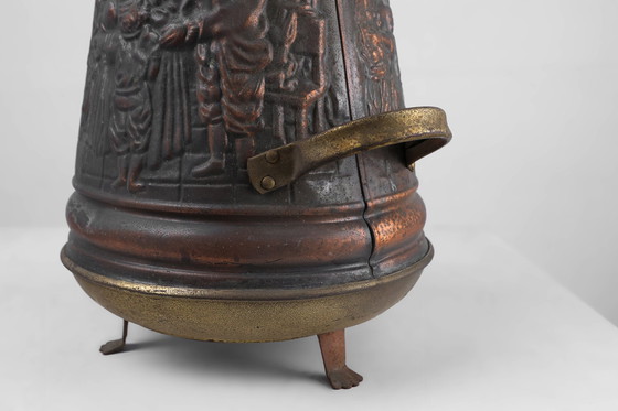 Image 1 of Paragüero de cobre con relieve martillado de una escena familiar medieval, Francia, ca. 1900