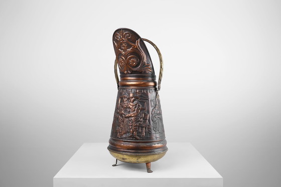 Image 1 of Paragüero de cobre con relieve martillado de una escena familiar medieval, Francia, ca. 1900