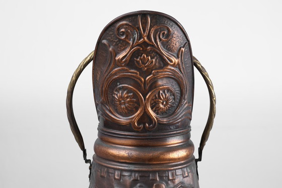 Image 1 of Paragüero de cobre con relieve martillado de una escena familiar medieval, Francia, ca. 1900