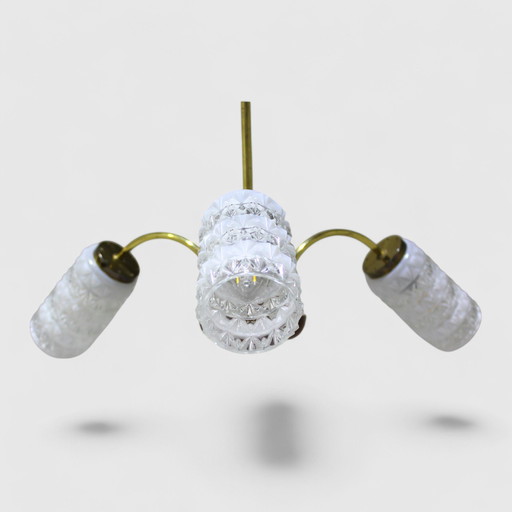 Lámpara de techo vintage de tres brazos, latón y cristal, años 50 y 60