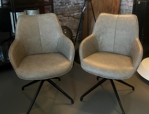 Bree's New World dining chairs Kiq set