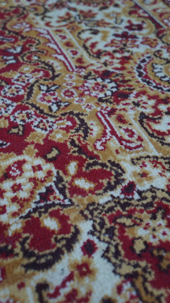 Image 1 of Tapis de style oriental aux couleurs jaune, or et rouge