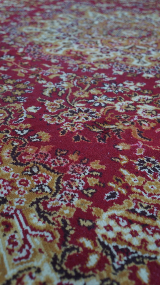 Image 1 of Tapis de style oriental aux couleurs jaune, or et rouge