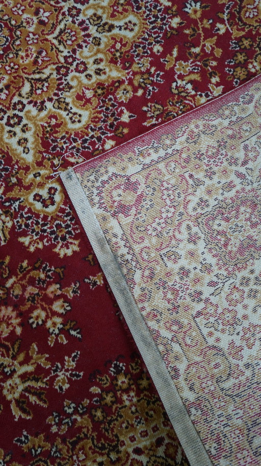 Tapis de style oriental aux couleurs jaune, or et rouge