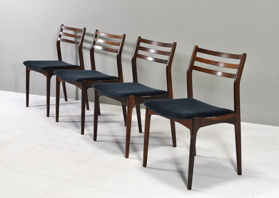 Image 1 of Ensemble de quatre chaises de salle à manger scandinaves *Nouveau rembourrage* - Danemark, vers 1960