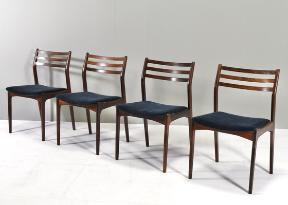 Image 1 of Ensemble de quatre chaises de salle à manger scandinaves *Nouveau rembourrage* - Danemark, vers 1960