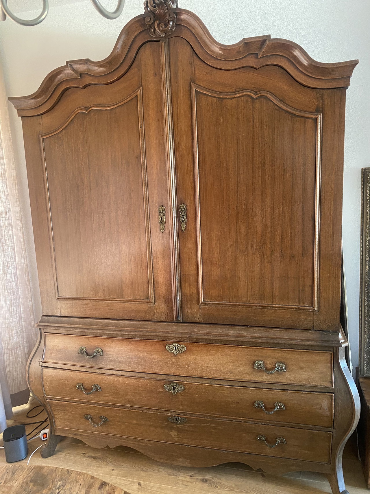 Credenza classica con stemma