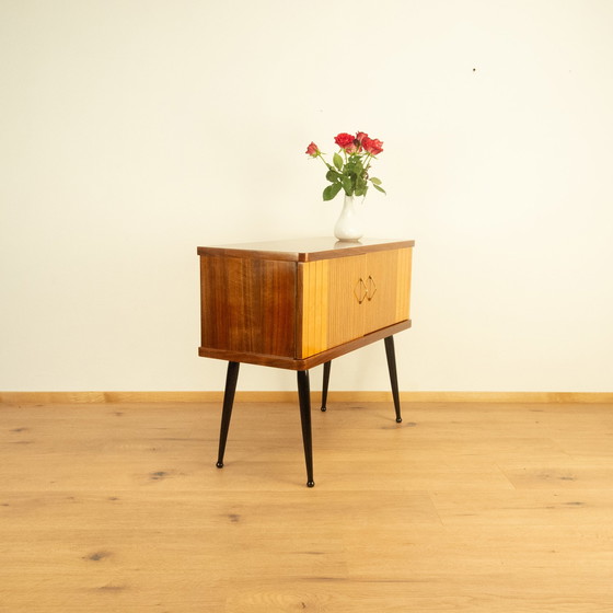 Image 1 of petite commode avec bandes décoratives verticales, noyer, années 1960